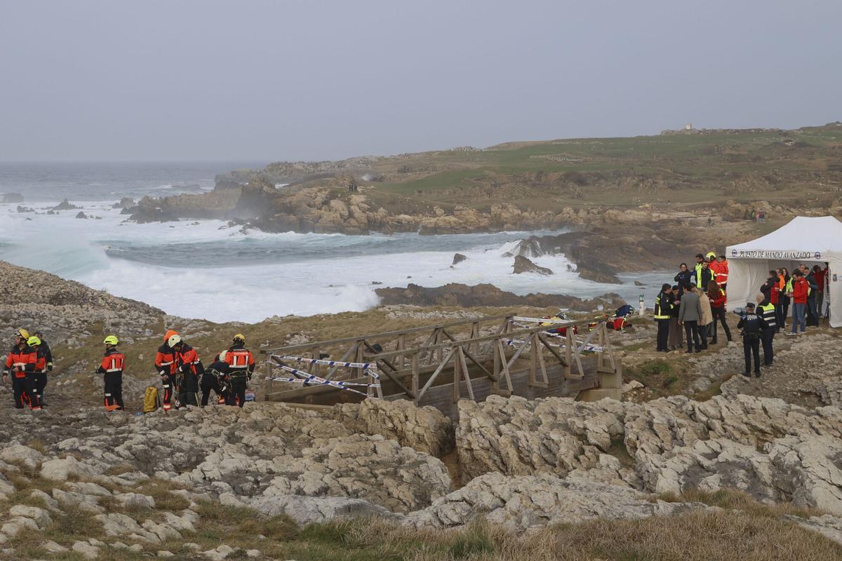 Al menos tres personas han fallecido y otras tres continúan desaparecidas tras caerse al mar por el colapso de la pasarela.