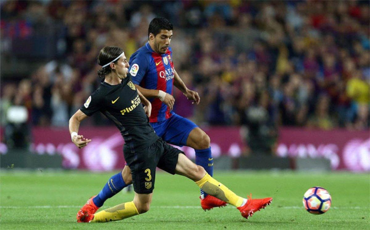 Luis Suárez se las tuvo con Filipe Luis