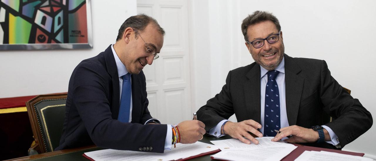Firma del contrato, el pasado 31 de enero, entre el alcalde y el representante de Valoriza.