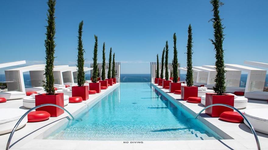 Una de las cuatro piscinas del Higuerón Hotel Málaga.