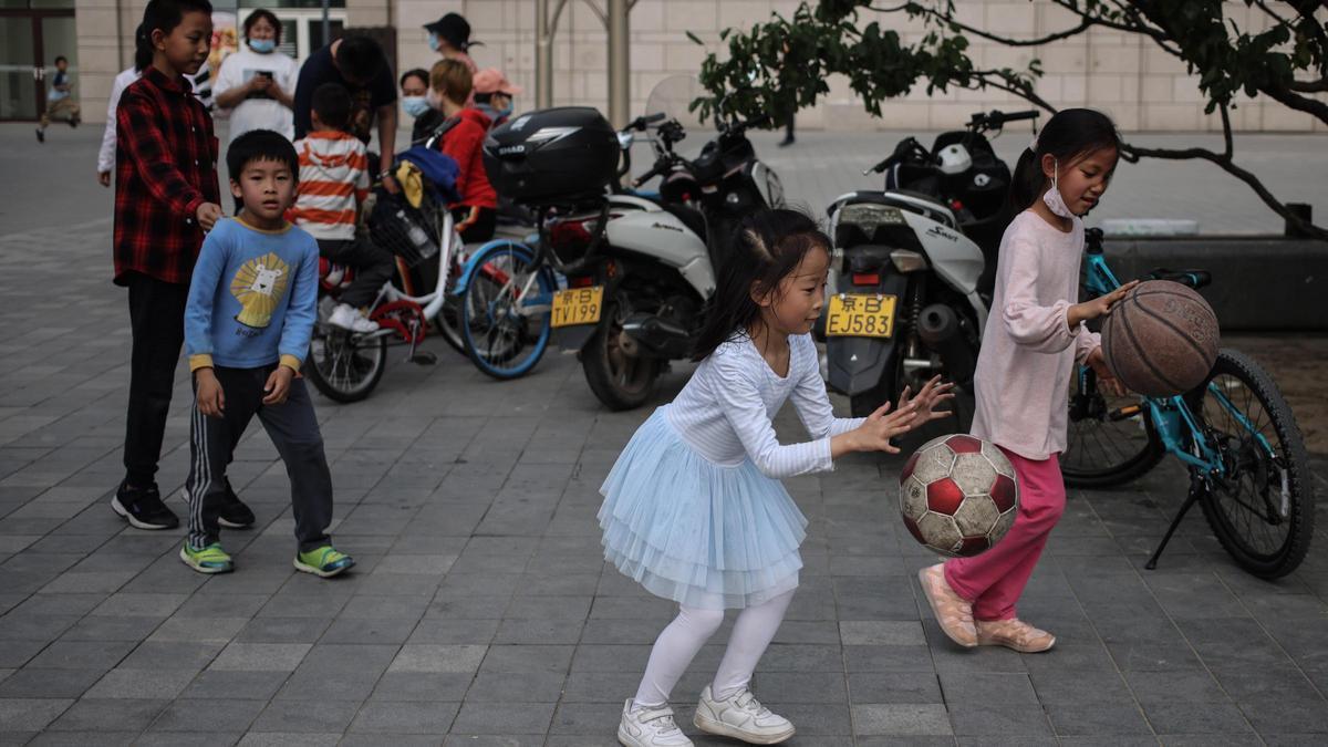 Niños a la salida de un centro comercial de Pekín.