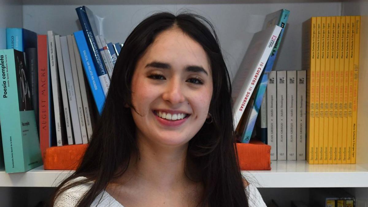 Ashley N. López, una de las participantes en el programa &#039;Aliad@s&#039;, posa sonriente en la sede de la Fundación María José Jove.