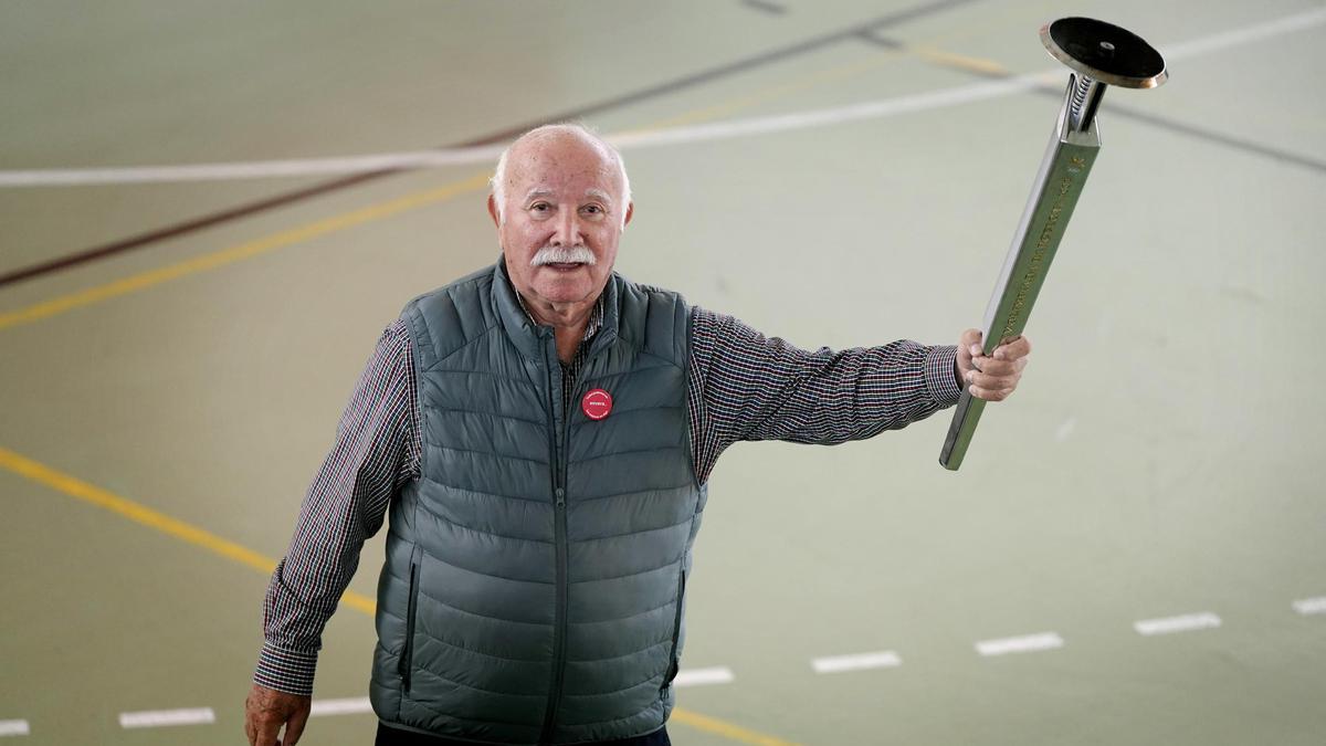 José Antonio Quintero, ex comandante de Iberia y presidente de la Asociación Envera, posa con la antorcha olímpica de Barcelona'92