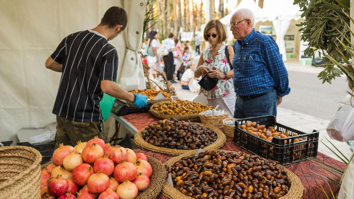 La Fireta es una oportunidad para descubrir sus productos, especialmente la granada mollar y el dátil