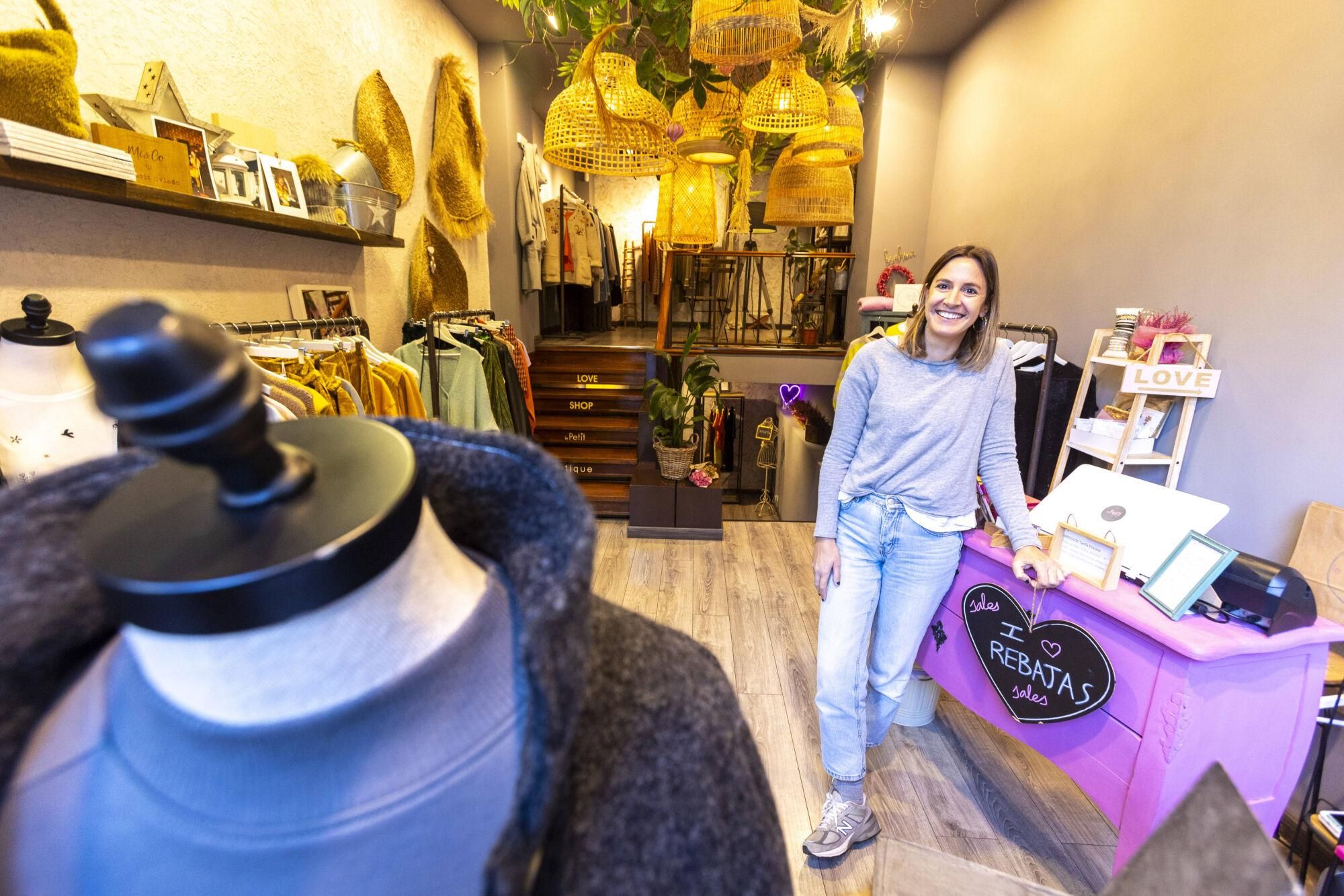 EN IMÁGENES: El  tiempo gélido anima las rebajas en Oviedo