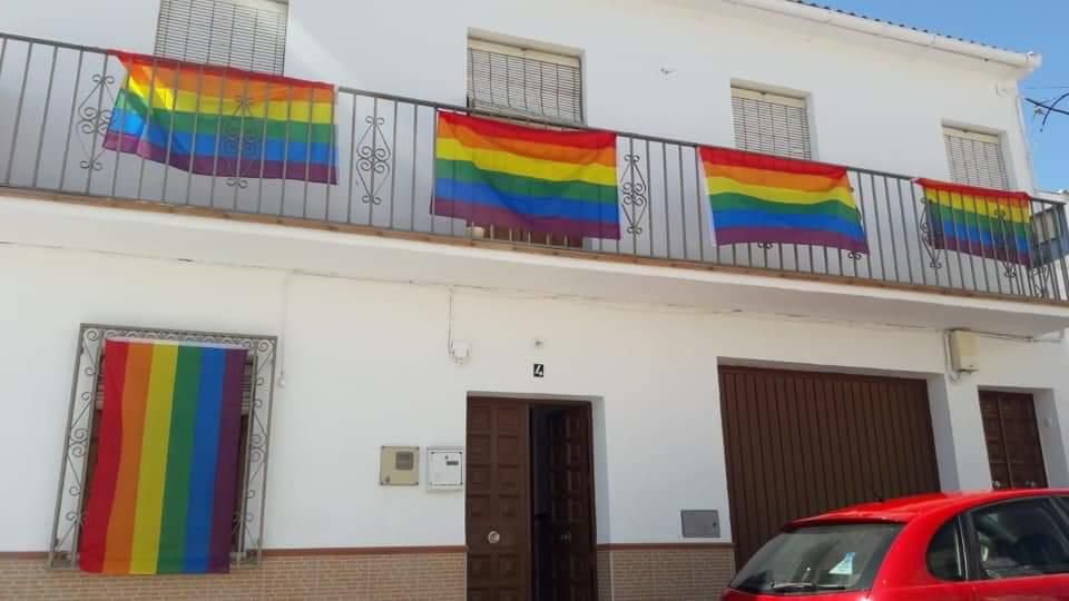 Los vecinos de Villanueva de Algaidas llenan sus balcones de banderas LGTBI