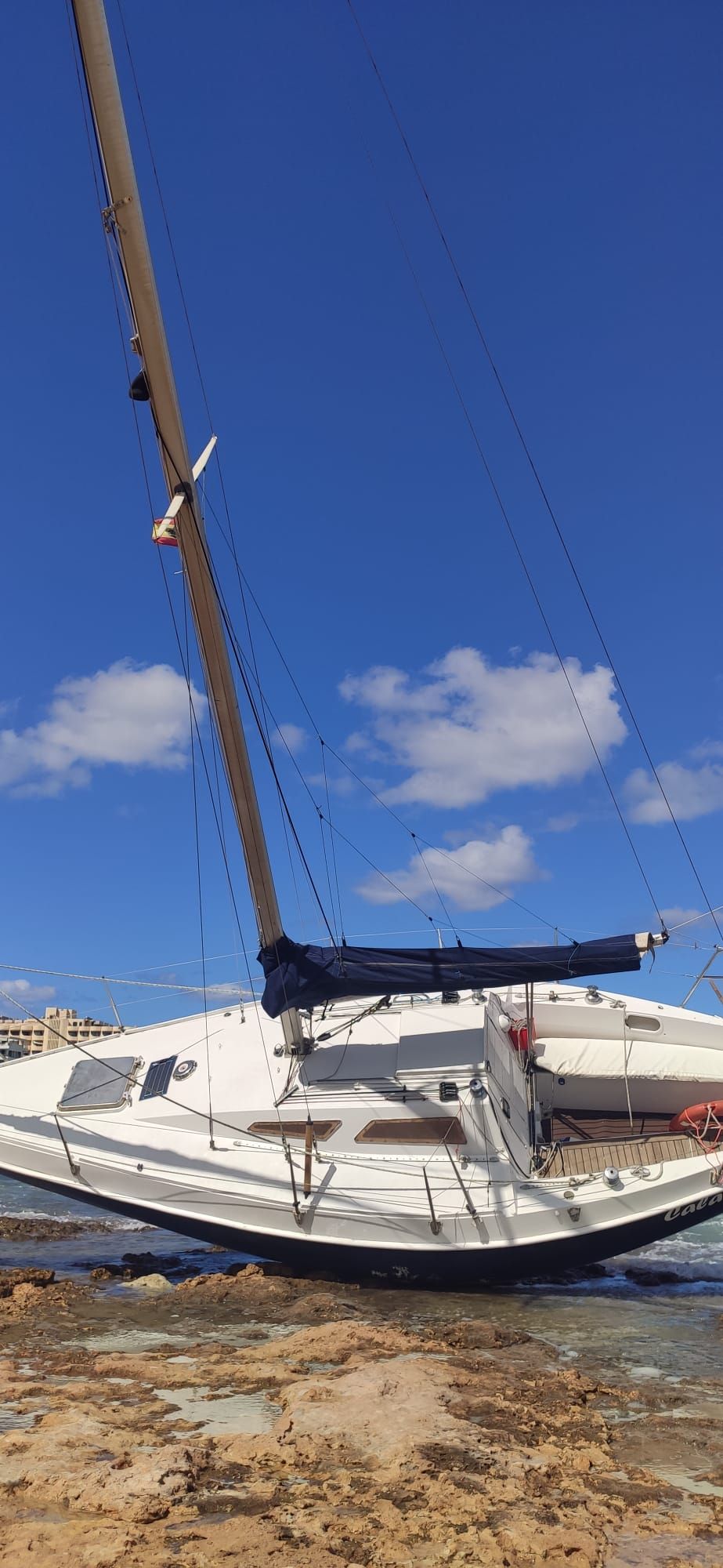 Dos veleros y una lancha encallados en la bahía de Sant Antoni
