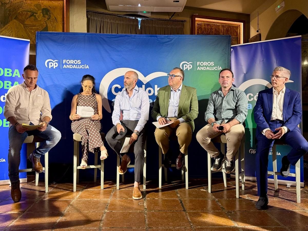 Participantes del Foro Turismo y Futuro en Córdoba, organizado por el PP de Córdoba.