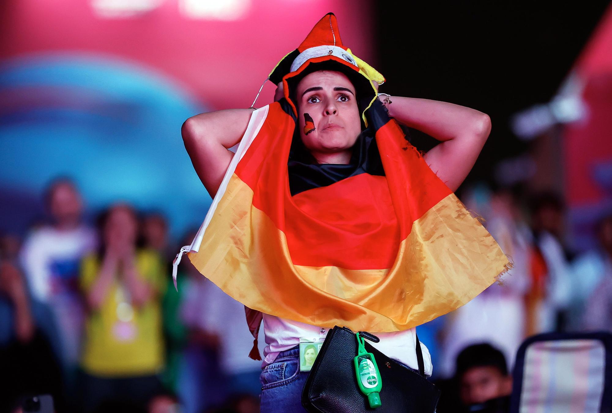 Una seguidora de Alemania reacciona ante la derrota de su selección en el 'fan festival' de Doha.