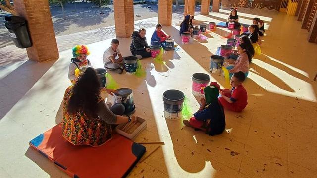 Uno de los talleres que se llevaron a cabo en el CEIP San Félix de Cartagena durante el Carnaval. | L.O.