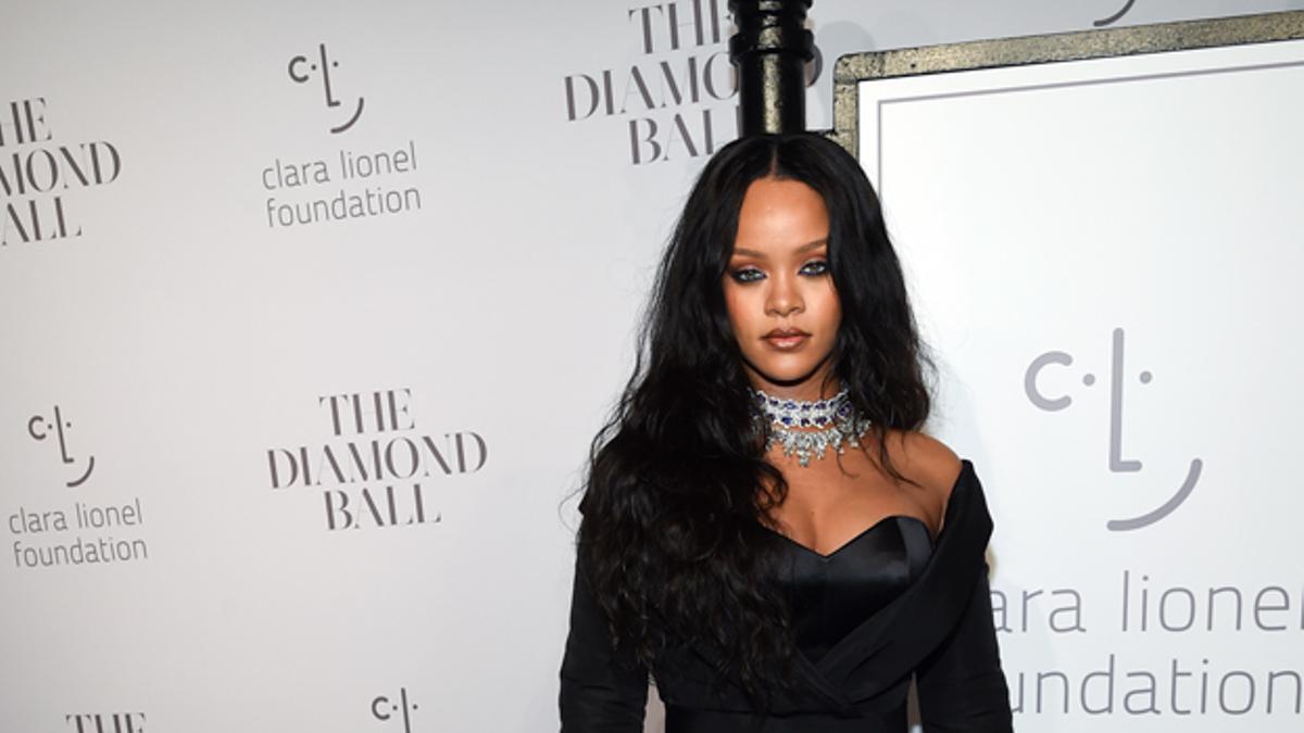 Rihanna con vestido negro de Ralph&amp;Russo