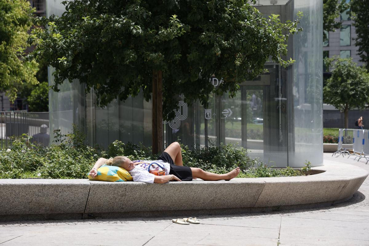 MADRID, 22/06/2026.- Una mujer descansa en un parque del centro de Madrid, este lunes. La ola de calor dejará mañana, martes, los termómetros por encima de los 40ºC en muchas zonas de la Comunidad de Madrid y temperaturas mínimas que podrían alcanzar 25 grados de forma puntual en el valle del Tajo, según la previsión de la Agencia Estatal de Meteorología (Aemet). EFE/Maria Aguilella Pardo