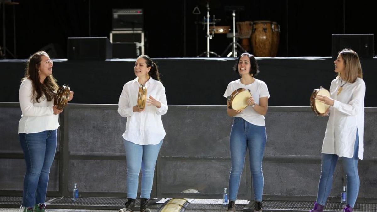 Un momento de la actuación de Pandereteiras A Carballeira de Cercio. |   // BERNABÉ/ANA AGRA