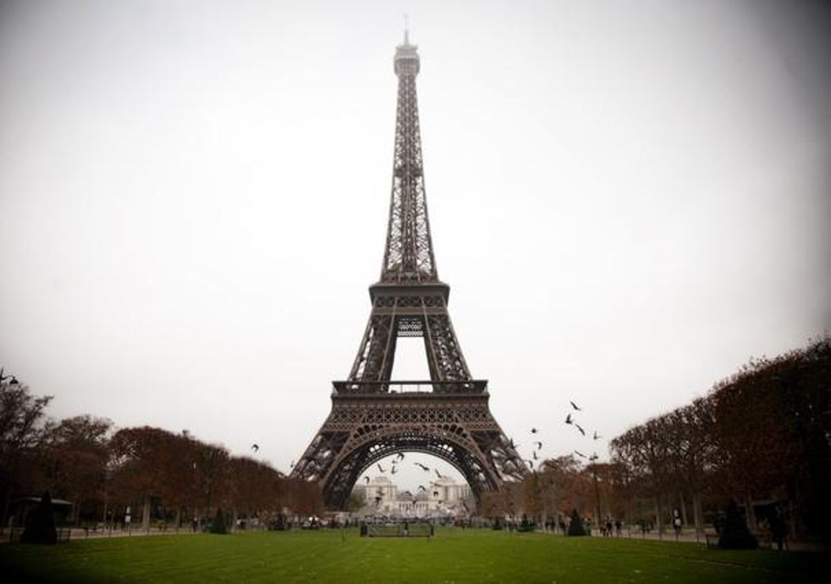 París ennuvolat, amb la torre Eiffel al fons. París ennuvolat, amb la torre Eiffel al fons.