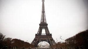 París ennuvolat, amb la torre Eiffel al fons.