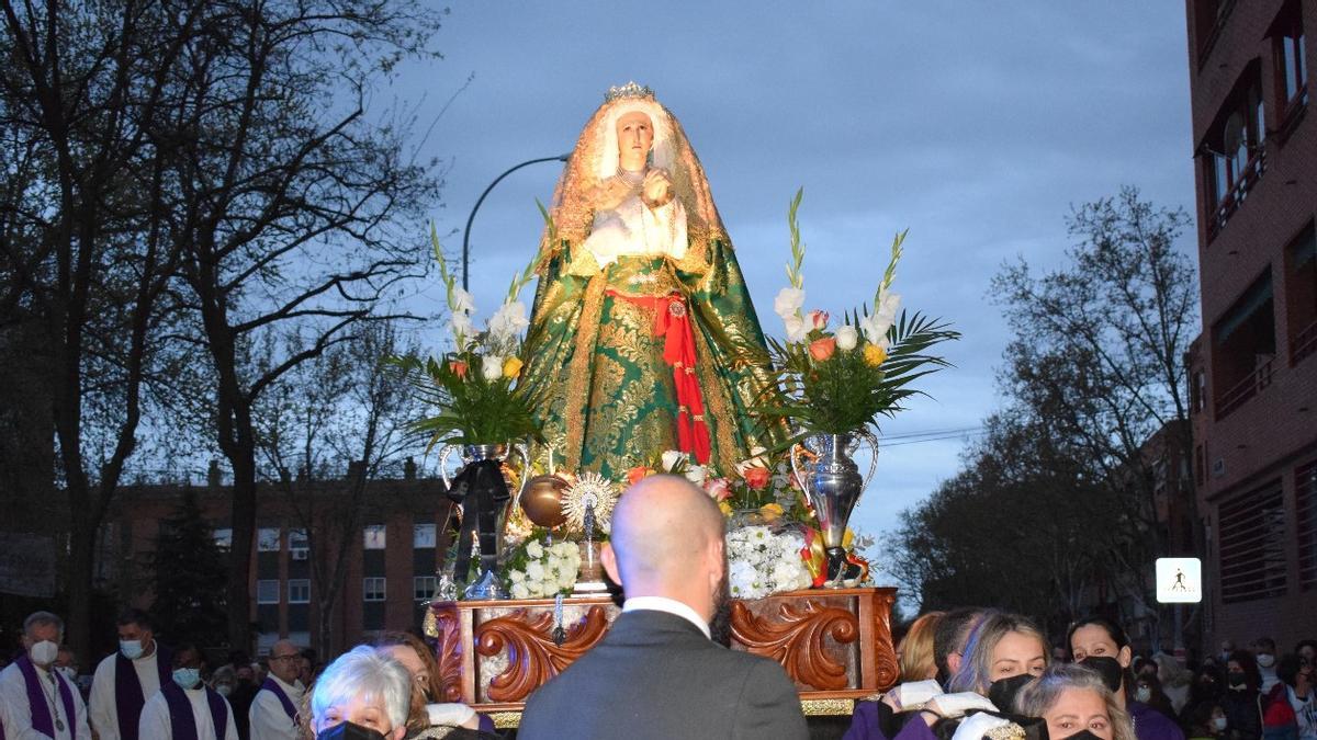 Imagen de 'Nuestra Señora de los Dolores' (autor anónimo, s. XX) durante la procesión del Cristo del Pozo y Nuestra Señora de los Dolores, en Madrid