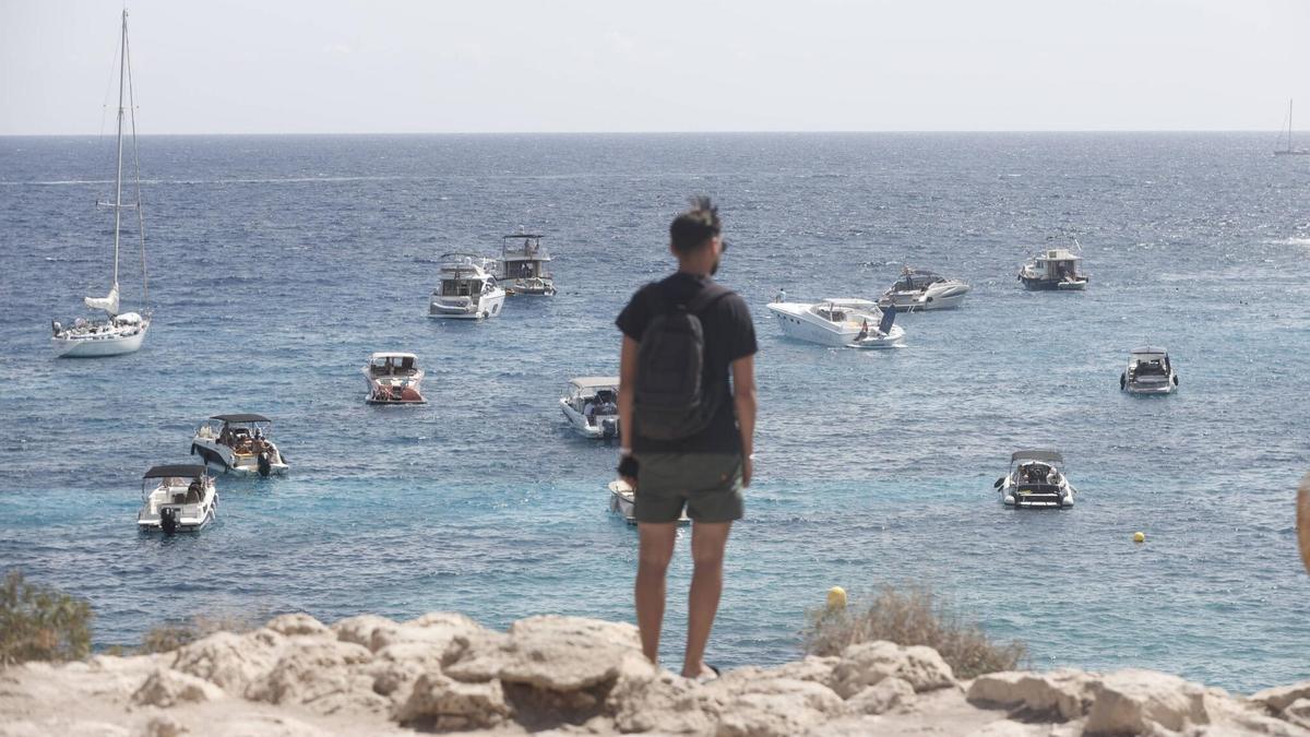 Concentració d' embarcacions a la platja de Portals Vells.