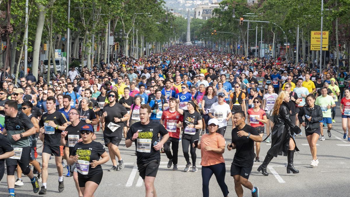 Los participantes descienden por el passeig de Gràcia durante la 44 edición de la Cursa de El Corte Inglés.