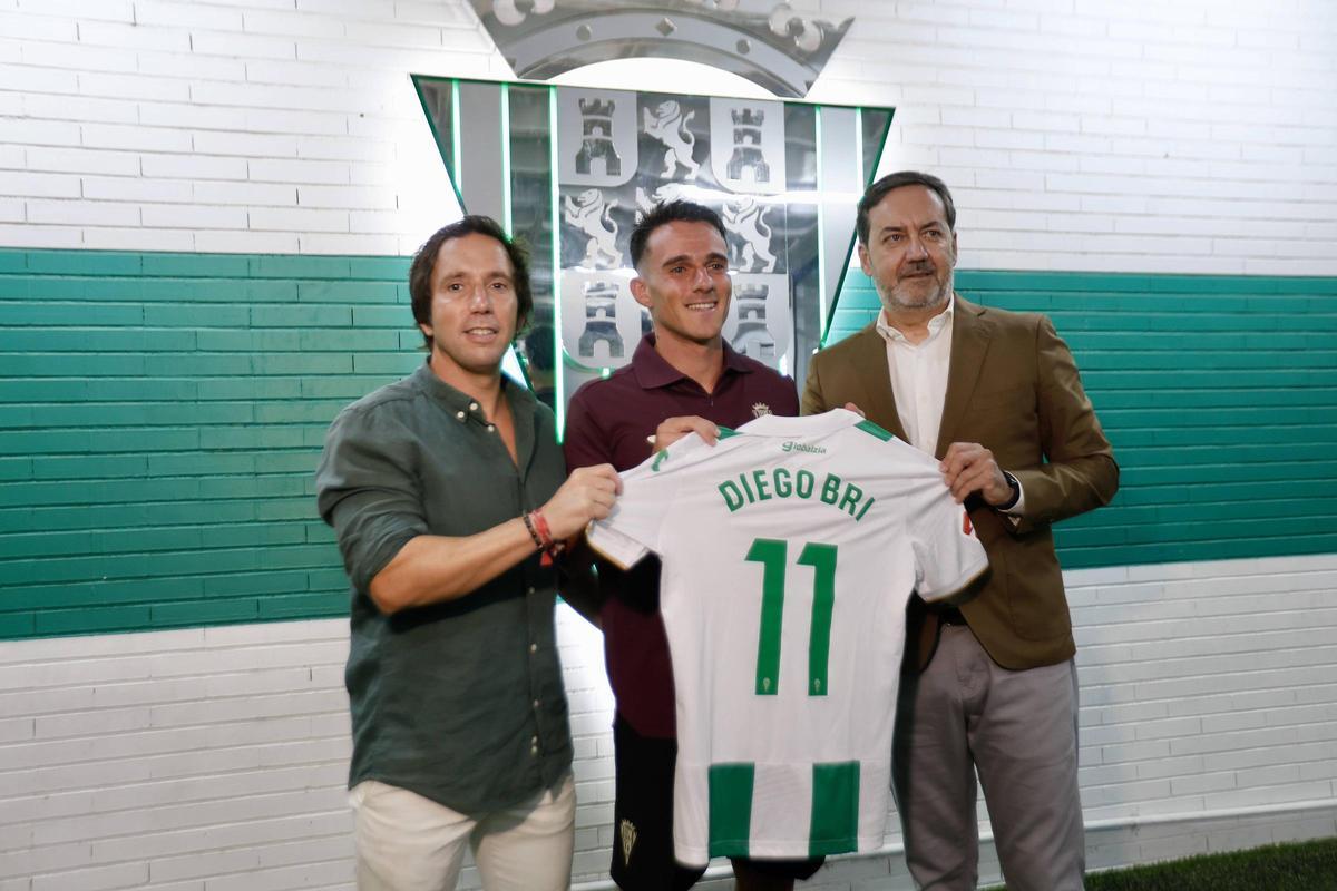 Raúl Cámara, Diego Bri y Antonio Fernández Monterrubio, en la presentación del alicantino como jugador en propiedad del Córdoba CF.