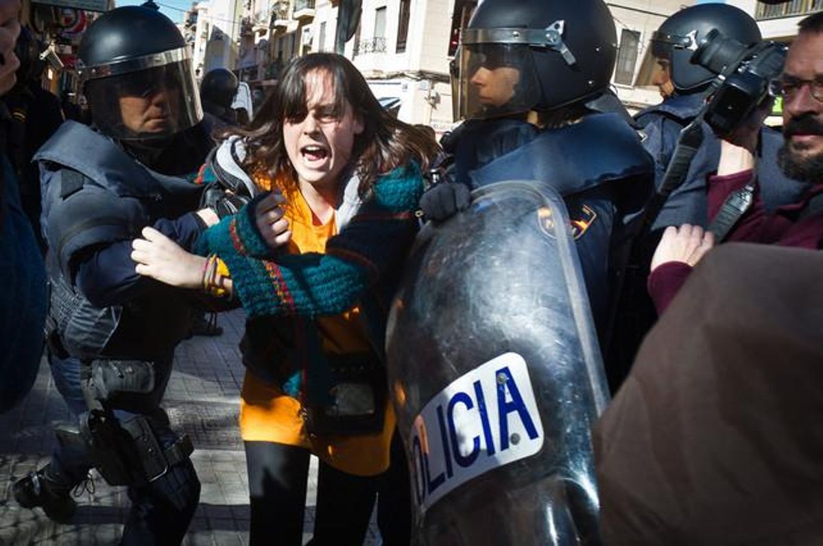 Incidents entre la policia i estudiants a València per la detenció ahir de vuit joves durant una manifestació per les retallades educatives.