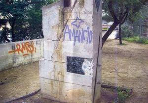 El monument a les víctimes del nazisme, objecte d’una gamberrada a Santa Coloma.
