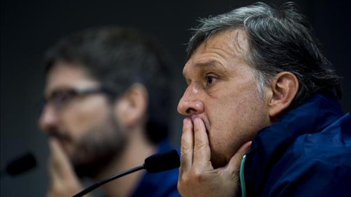 Martino escucha las preguntas de la prensa en la ciudad deportiva del Barça.