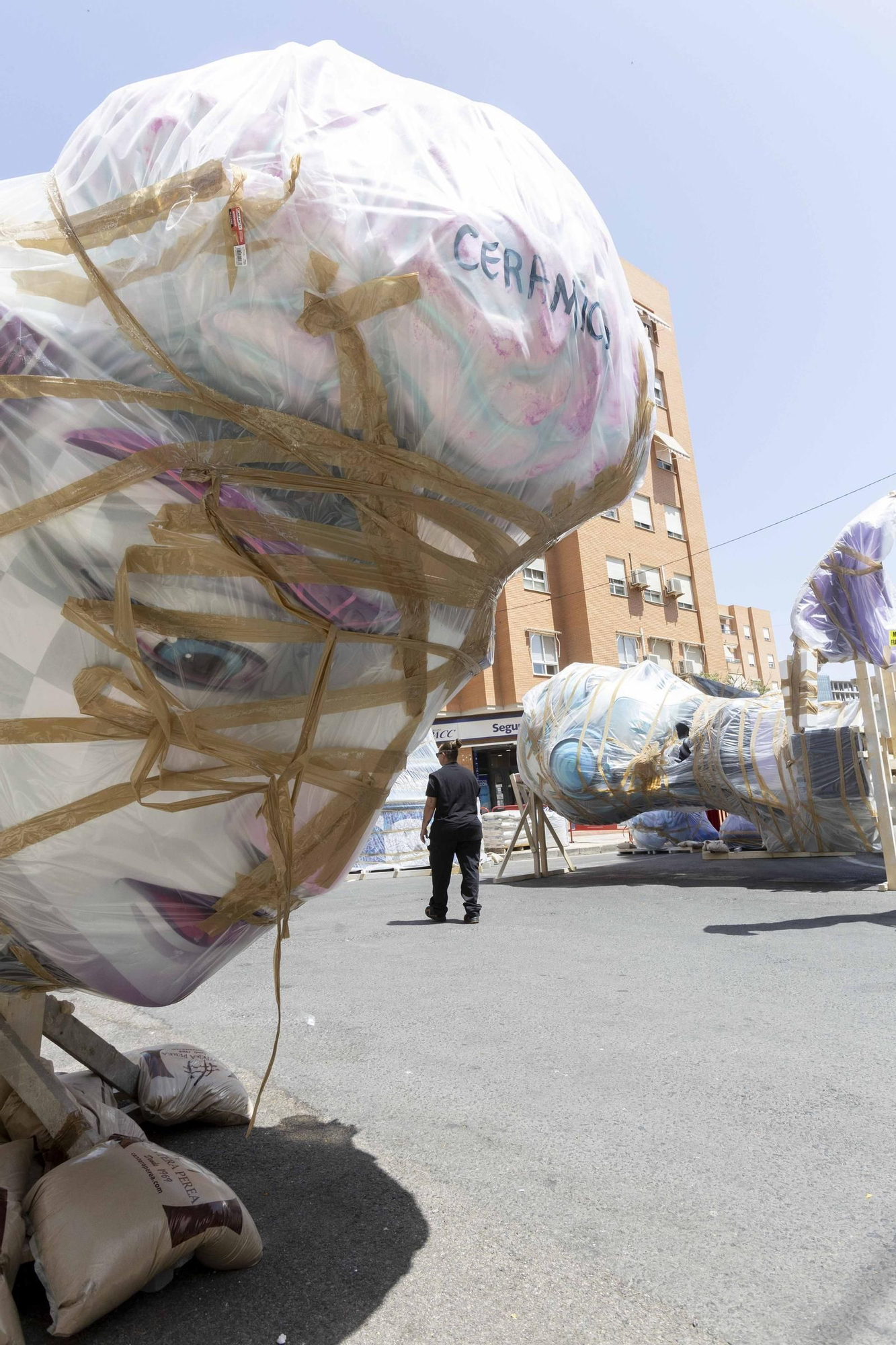 Las hogueras de Especial arrancan su plantà en Alicante