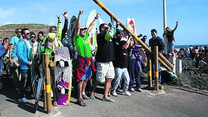 Los windsurfistas logran levantar la prohibición del acceso a la playa de Vargas