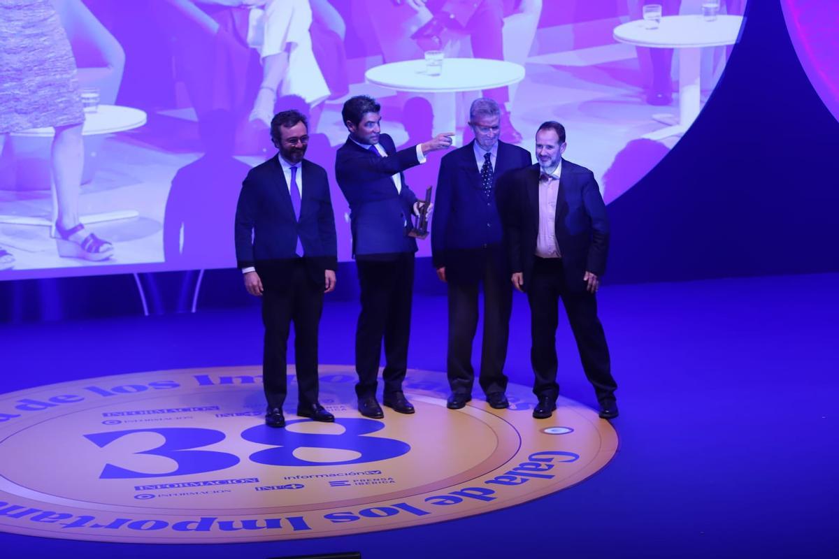 Aitor Moll, consejero delegado de Prensa Ibérica, entrega el premio a Manuel Bonilla, presidente y fundador junto a los fundadores Enrique Barreneche y Juan Carlos Requena.