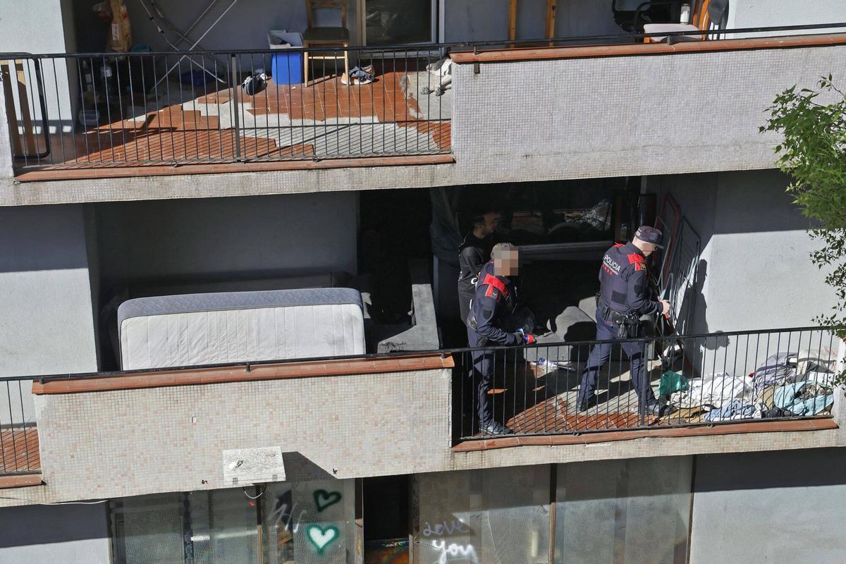 Tècnics de l’Ajuntament de Girona revisen l’estat del bloc ocupat de la ronda Ferran Puig amb suport de la policia