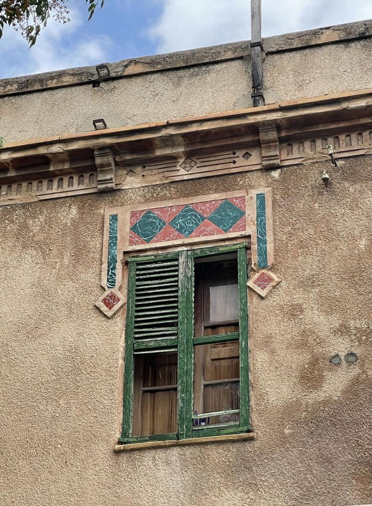 Modernismo Popular en una ventana de La Soledat. | SOFÍA AZORÍN