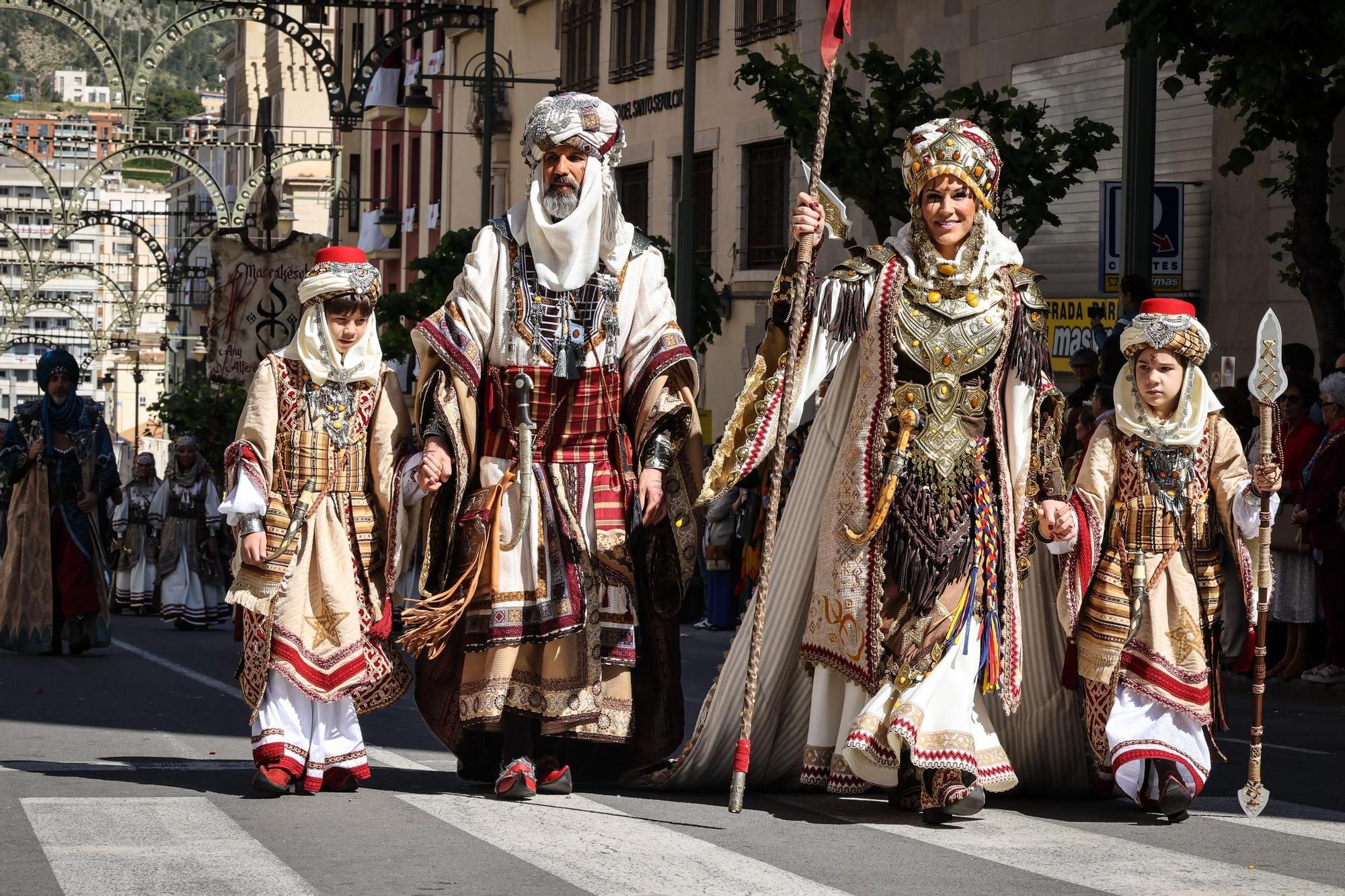 El Sant Jordiet entre claveles en la procesión de la Reliquia