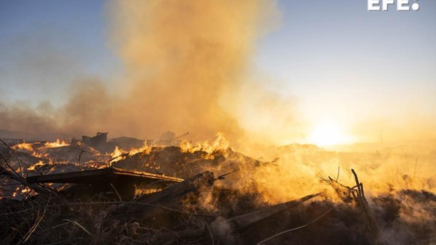 Un incendio arrasa una planta de compostaje en Arona (Tenerife)