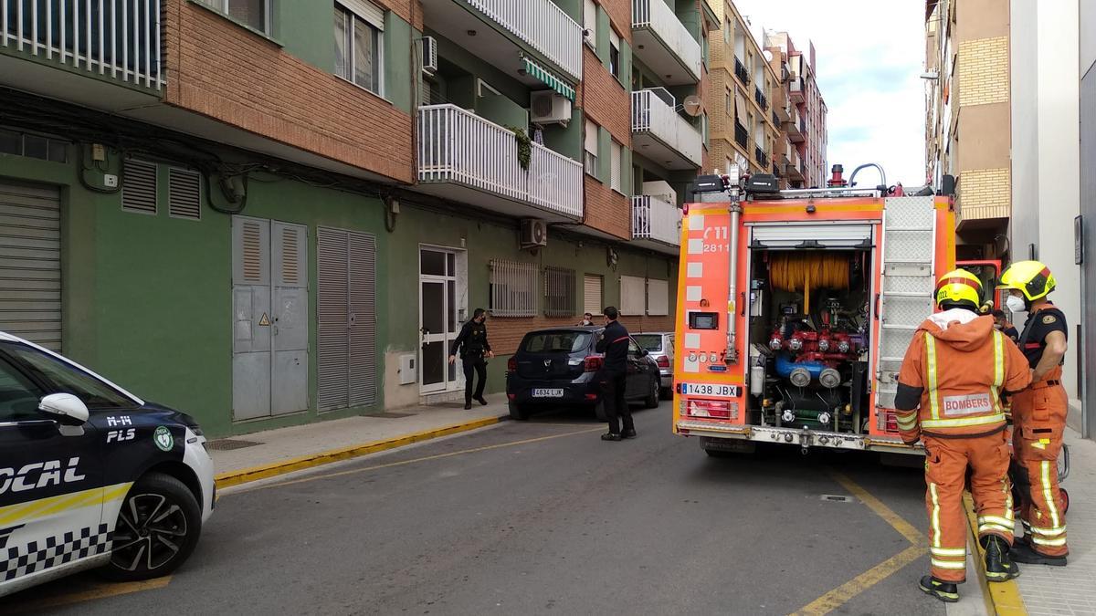 Policías y bomberos, junto a la finca afectada.