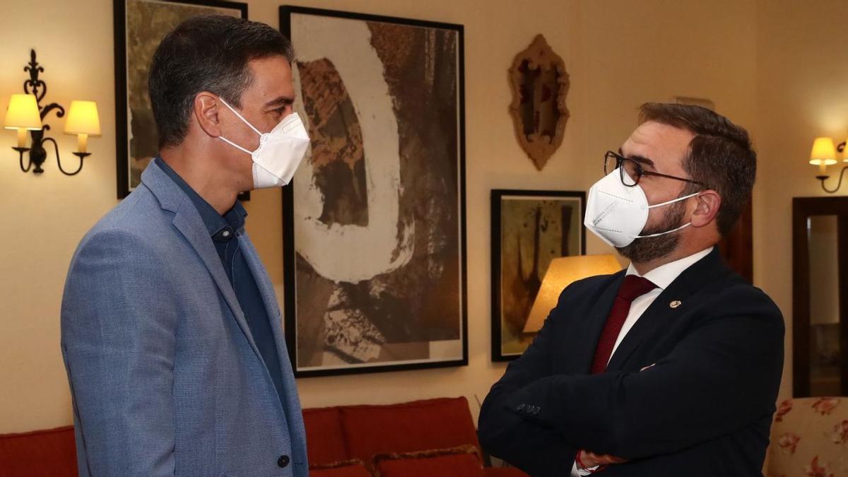 El presidente del Gobierno, Pedro Sánchez, se reunió ayer con el alcalde de Lorca, Diego José Mateos, en la localidad almeriense de Níjar. | L.O.