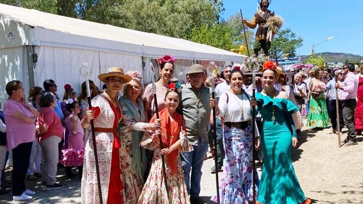 Algunos miembros de la directiva de la Hermandad durante la romería de Monesterio