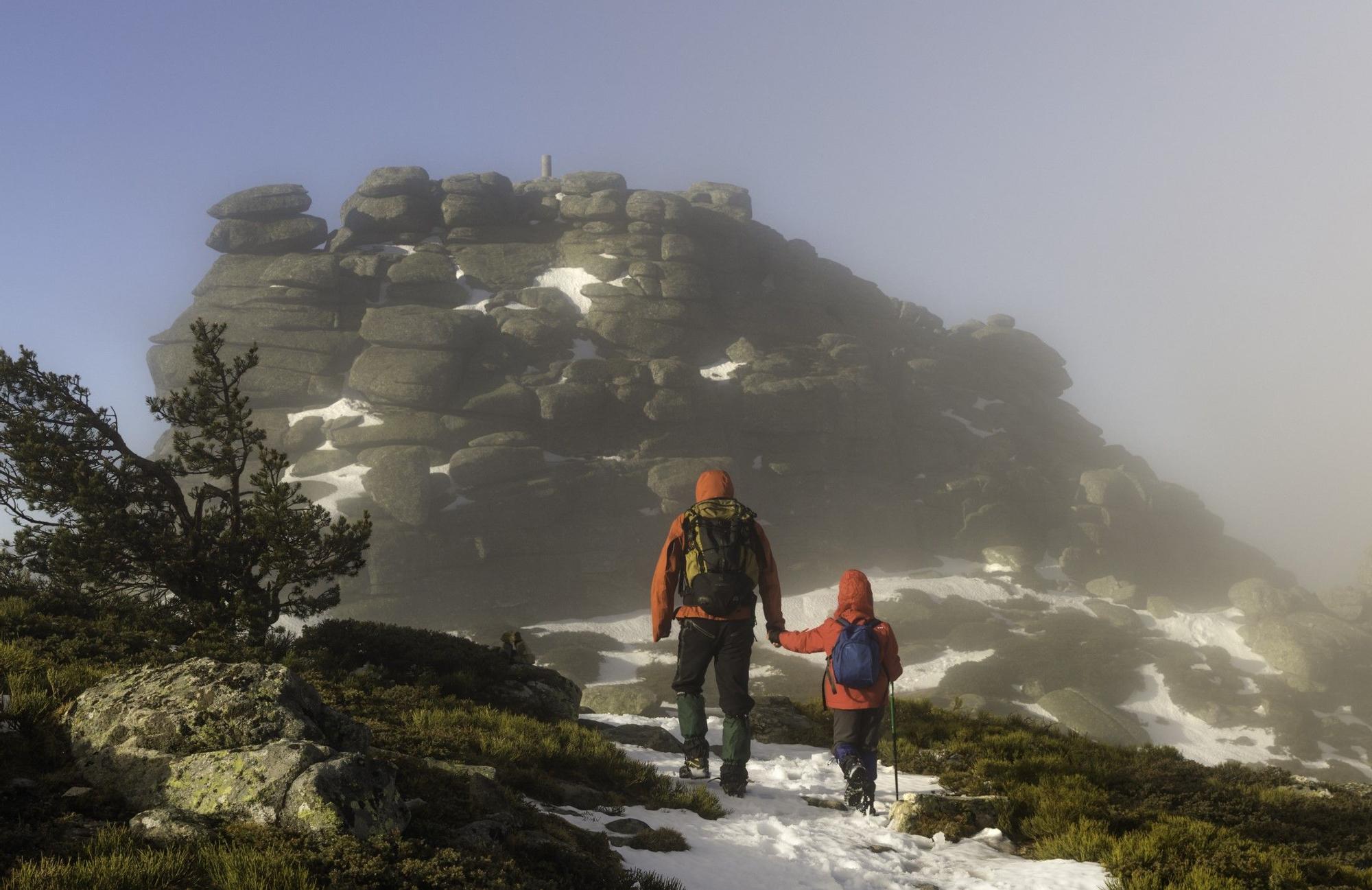 Una pareja de excursionistas dirigiéndose a los Siete Picos.