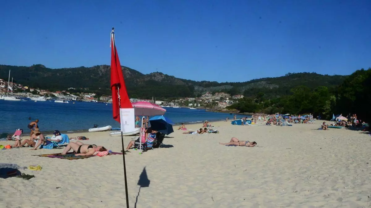 Las playas de Arneles, Pinténs y Vilariño, en Cangas, acumulan hasta casi 70 embarcaciones de recreo fondeadas cada día