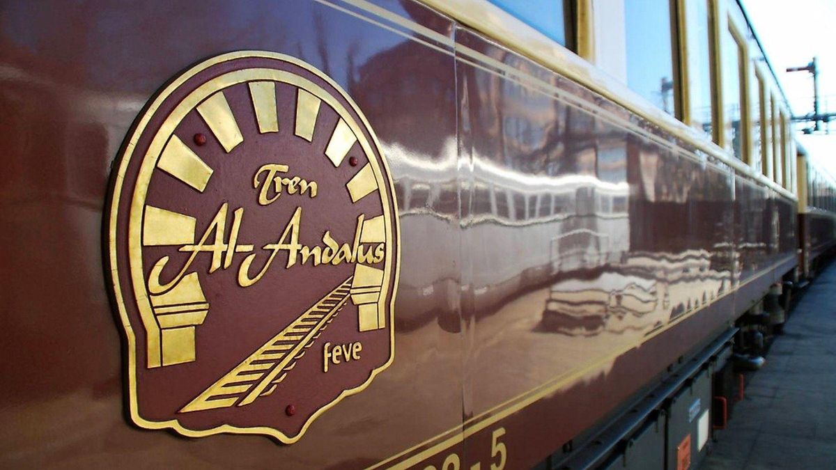 Exterior del tren de lujo de Renfe.