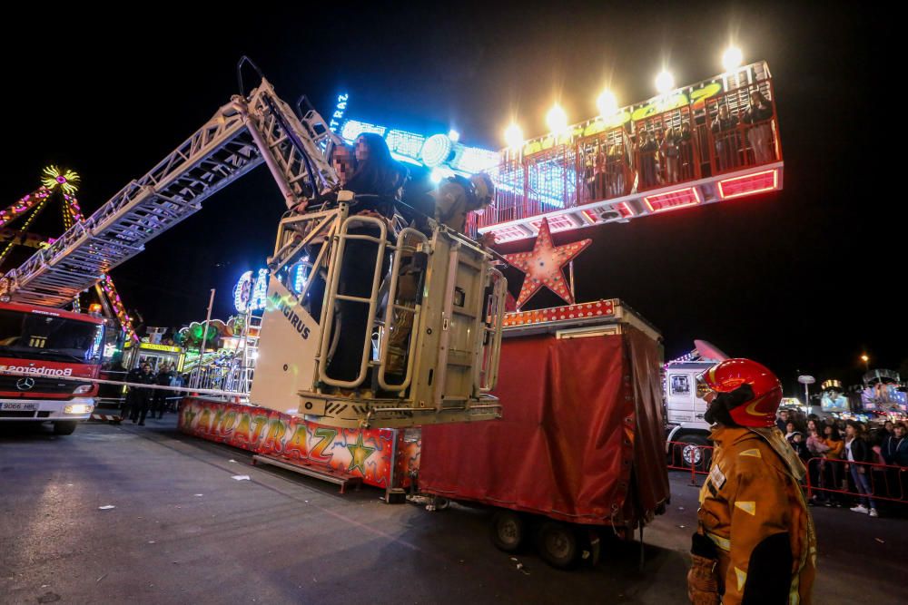 Los Bomberos rescatan a trece personas atrapadas en una atracción de feria en Benidorm