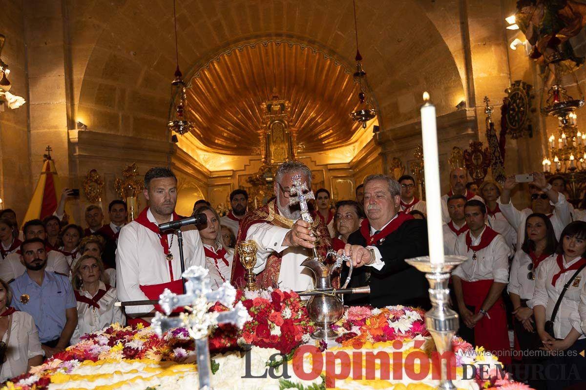 Bandeja de flores y ritual de la bendición del vino en las Fiestas de Caravaca
