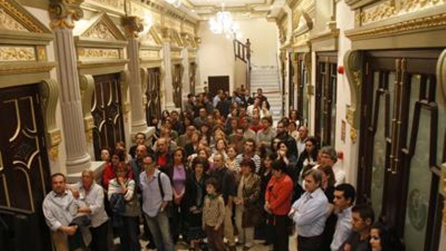 Estreno para el Echegaray. Docenas de personas esperan impacientes para ver la primera actuación en el nuevo teatro.