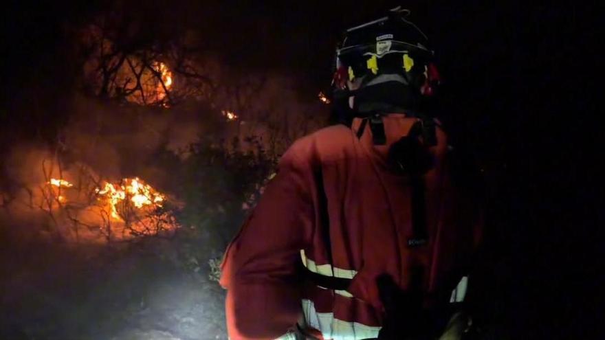Die nächtlichen Arbeiten halten die Flammen zurück und stoppen das Vorrücken des Brandes im Saler
