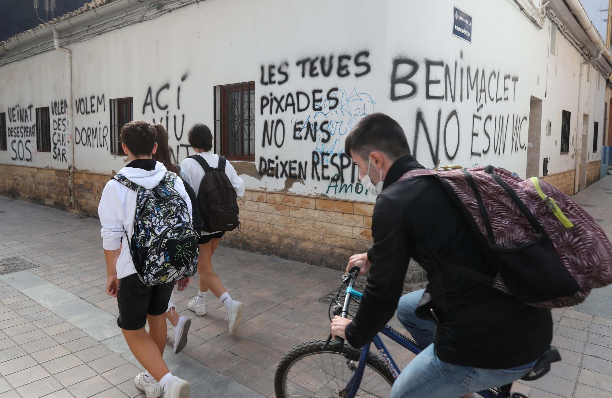 Benimaclet amanece con pintadas en contra de los botellones