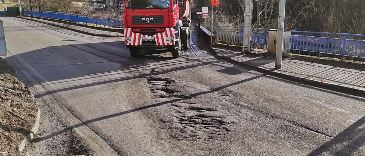 Un camión accediendo a la carretera de Turón.