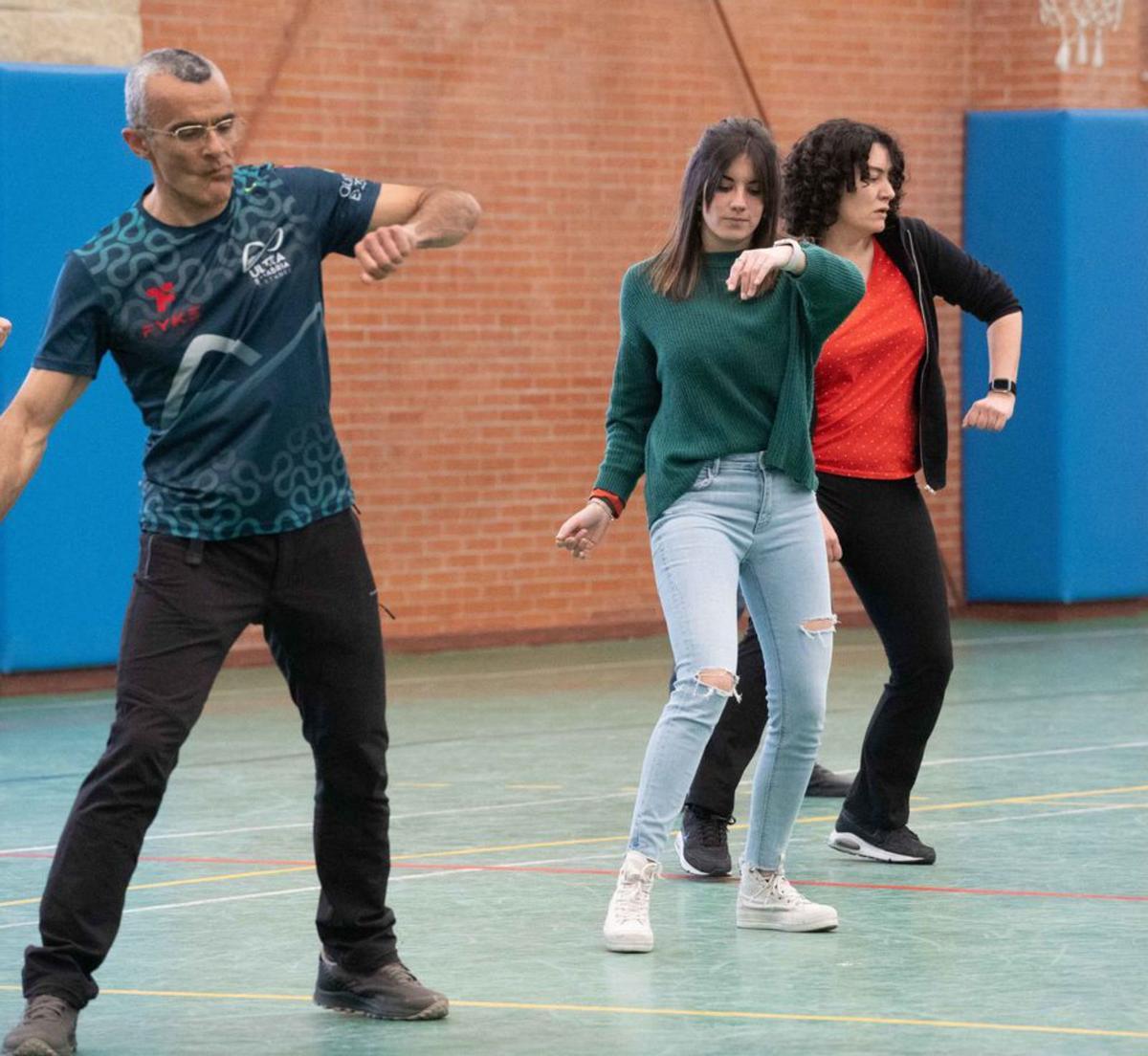 Varios docentes aprenden los pasos de una coreografía. | J. Luis Fernández