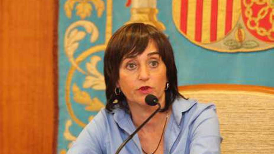 La alcaldesa de Ibi, Mayte Parra, en el salón de plenos.