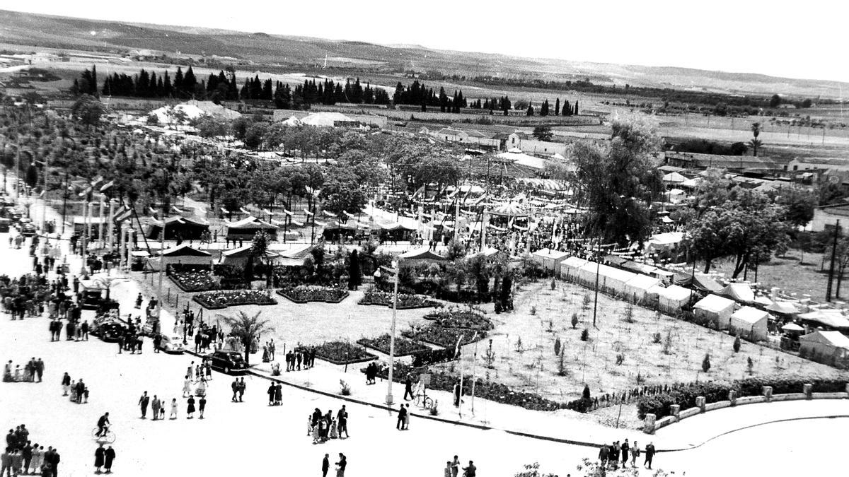 Feria de 1956 | Sur del real, con Vista Alegre y el cementerio de la Salud al fondo. Imagen tomada desde el recién abierto hotel Palace.