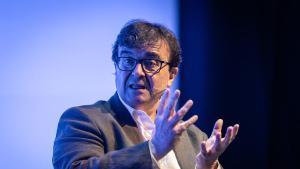 Alex Salmon y Javier Cercas conversan sobre el poder transformador de la cultura durante el Cornellà Creació Fòrum, en una sesión centrada en el papel del pensamiento y la literatura en la sociedad contemporánea, a 29 de mayo de 2026.. Cultura. Barcelona. AUTOR: Manu Mitru | EPC