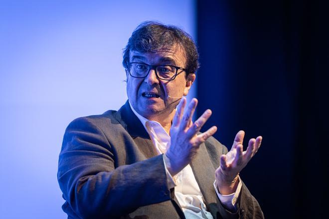 Javier Cercas, con la mano de Dios y el lápiz de Lenin en el Cornellà Creació Forum